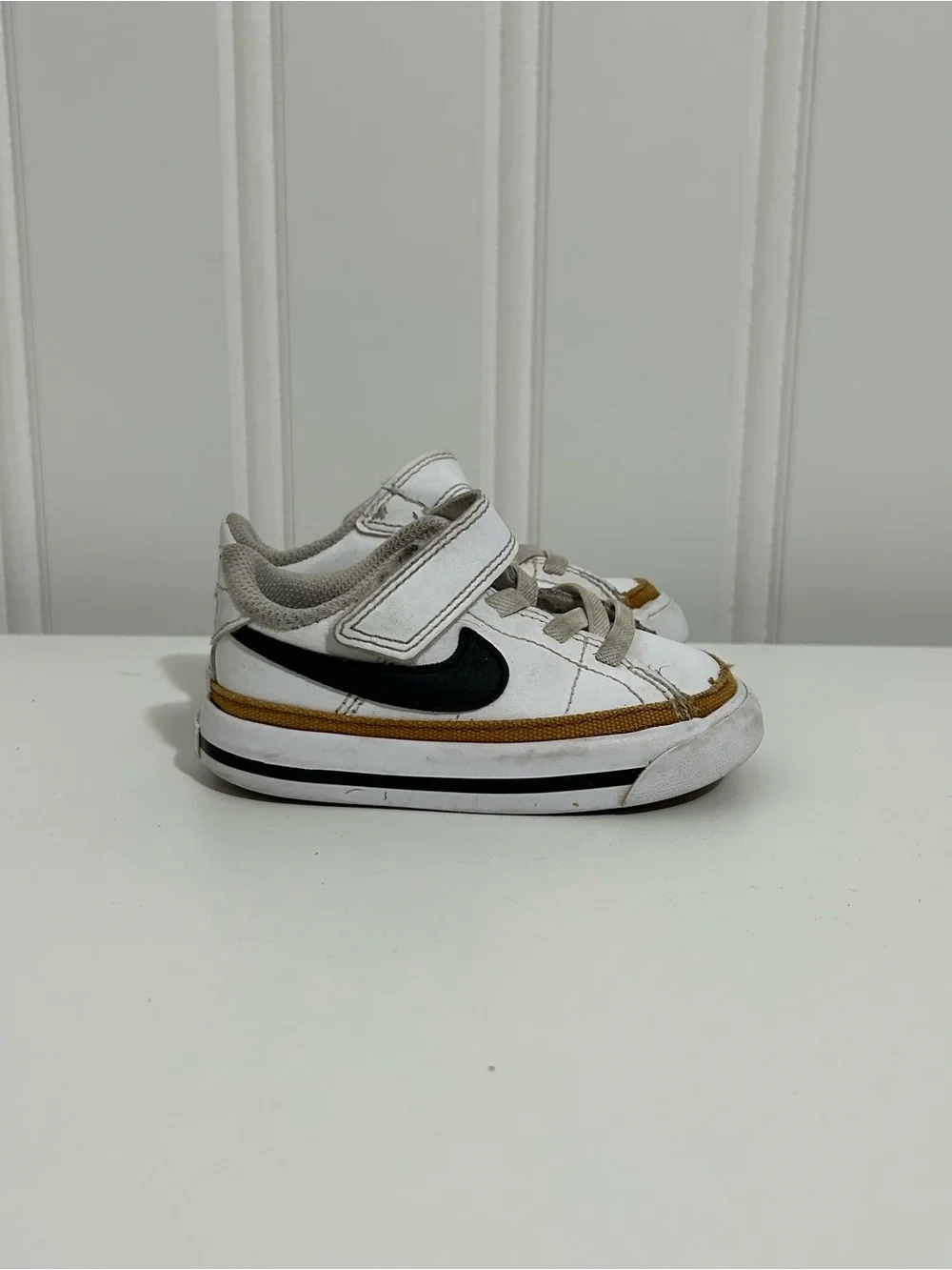 Nike court legacy desert ochre white black